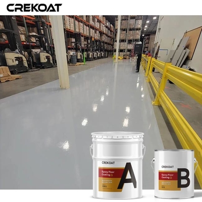 El piso de epoxy industrial brillante resistente que cubre no desliza la superficie concreta