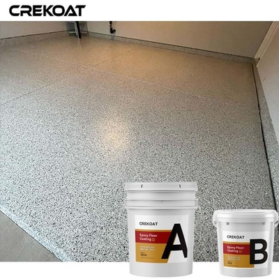 Las escamas coloreadas pegan el piso de la resina con epóxido que cubre el alto lustre Grey Finishes
