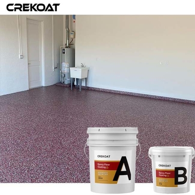 Escamas más grandes pegan el piso de la resina con epóxido que cubre a Chip Non Flammable inconsútil