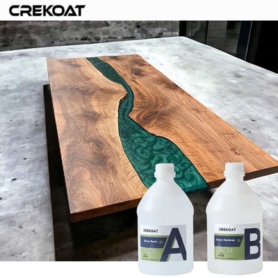 La capa transparente de la madera se cura con epoxi para obtener un acabado brillante y resistente al amarilleo